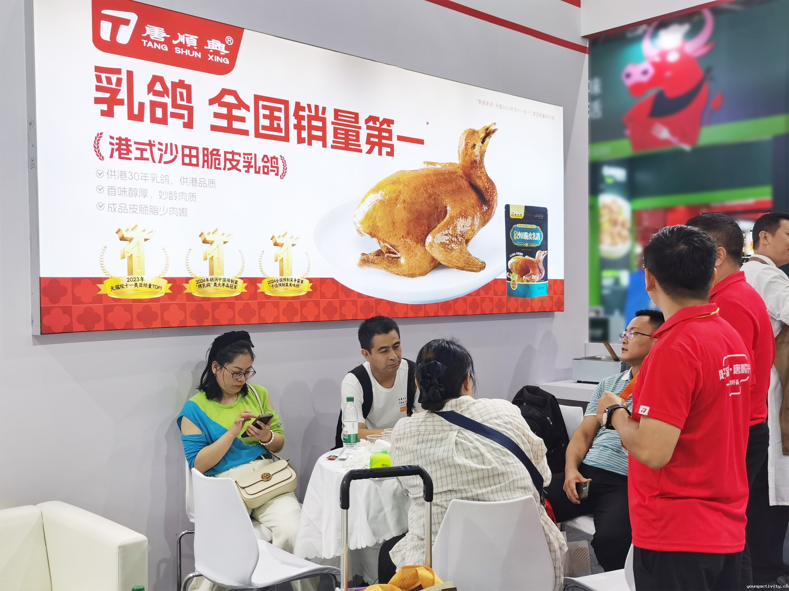 唐新利体育平台官网首页亮相上海国际餐饮食材展——脆皮乳鸽领风潮